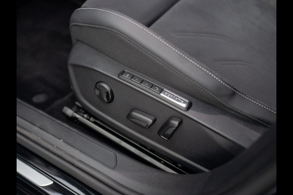 Volkswagen Golf 1.5 eTSI 50 Edition | Panodak | Stoelgeheugen | Head up | Trekhaak Elk. Wegkl. | Harman/ Kardon | Prijs Rijklaar!!