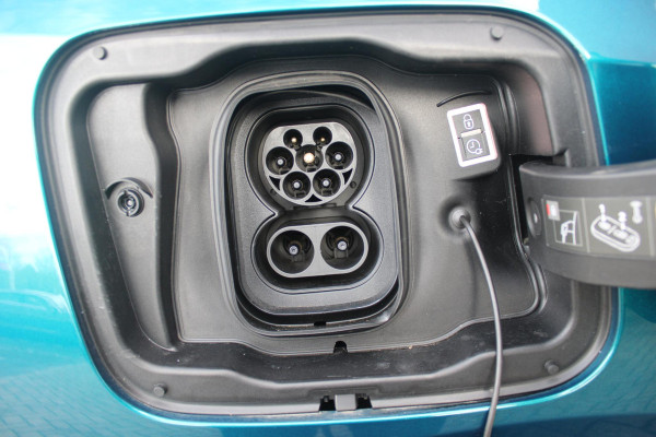 Peugeot e-408 GT AVANTAGE 58 kWh | PANORAMA SCHUIF/KANTEL DAK | WARMTEPOMP | HIFI PACK: (DRAADLOZE TELEFOONLADER, FOCAL PREMIUM HIFI SYSTEEM MET 10 SPEAKERS) | 360 VISION & DRIVE ASSIST PLUS PACK: (360° CAMERA MET 4 HD CAMERA'S, CLEAN CABIN,3D NAVIGATIE SYSTEEM) |  ELEKTRISCH VERSTELBARE VOORSTOELEN MET MASSAGE FUNCTIE EN STOELVERWARMING | BEKLEDING ALCANTARA/KUNSTLEDER | DRAADLOZE APPLE CARPLAY/ANDROID AUTO | 19" LICHTMETALEN VELGEN "GRAPHITE" | LED MATRIX KOPLAMPEN | DONKERE HEMELBEKLEDING | SFEER VERLICHTING | ELEKTRISCH BEDIENBARE ACHTERKLEP | PACK DRIVE PLUS PACK: (PACK SAFETY,