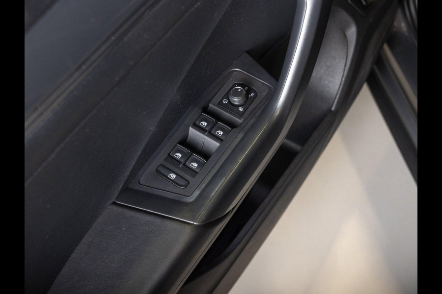 Volkswagen T-Roc 1.5 TSI Sport / 150pk / Panorama dak / Lederen bekleding / Achteruitrijcamera / Stoelverwarming /