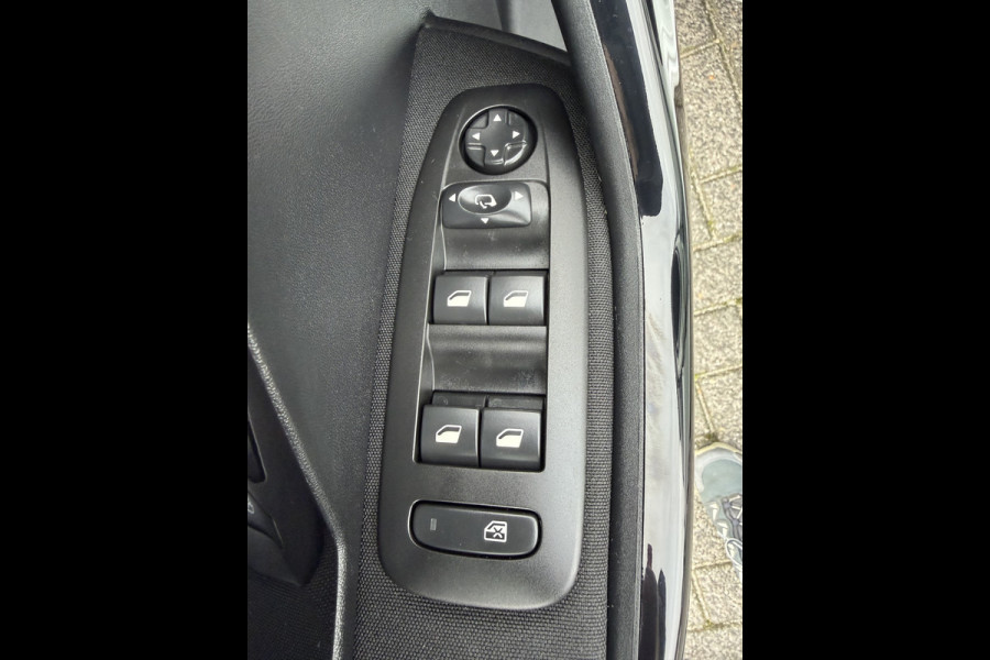 Peugeot 208 110pk Allure (Automatische Airco - Navigatie - Apple Carplay - Parkersensoren - Lichtmetalen velgen)