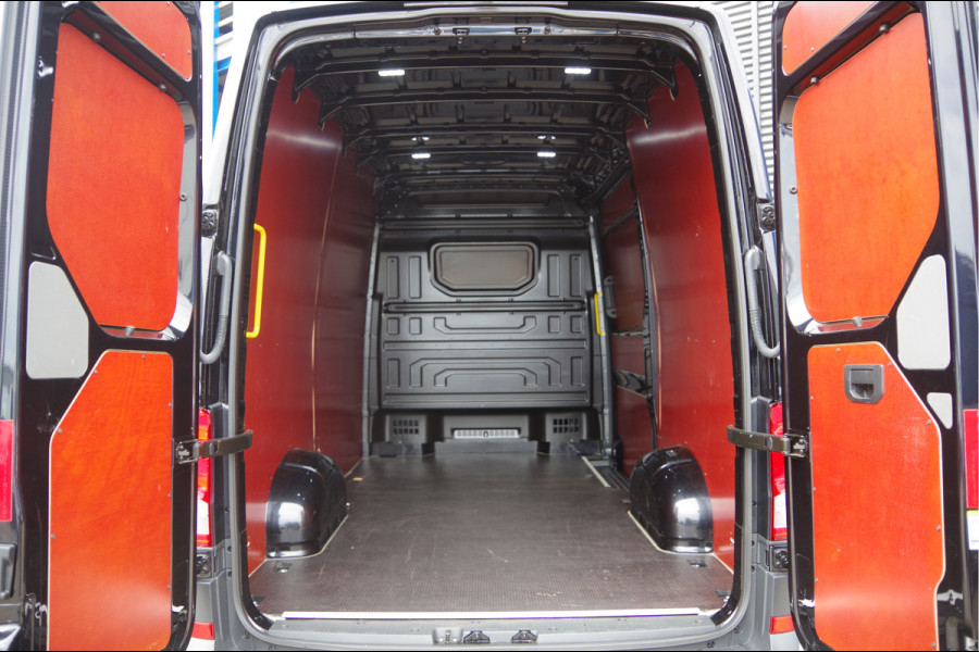 Volkswagen Crafter 35 2.0 TDI L3H3(L2H2) 3-ZITS, 177PK AUT. LED, TREKHAAK, STOELVERWARMING, ADAPT. CRUISE, CAMERA, NAVI, AIRCO, PARKEERSENSOREN, NL