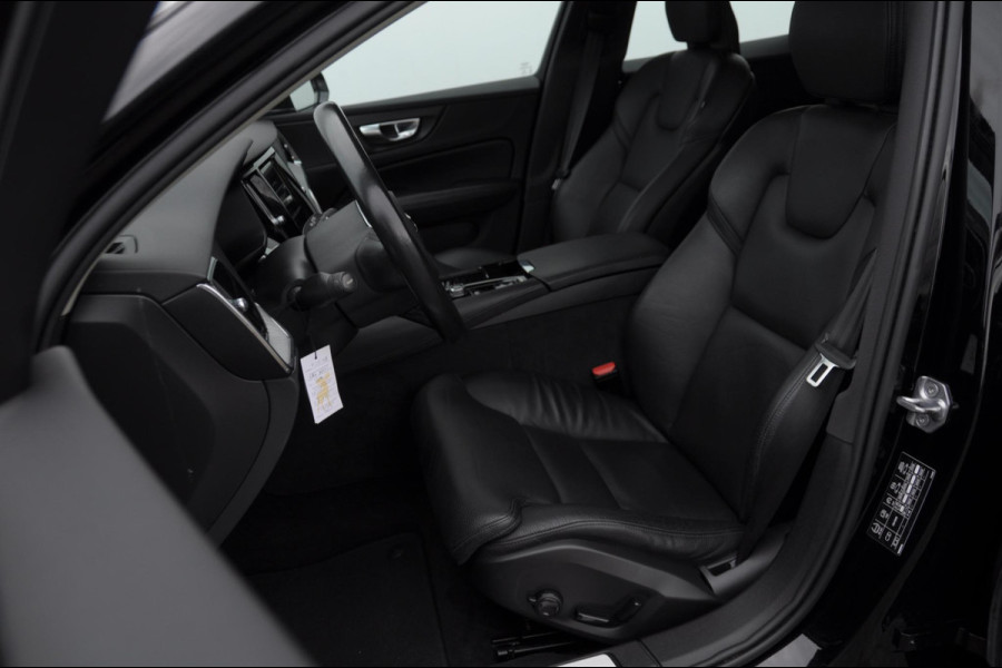 Volvo V60 T6 340PK Automaat Recharge AWD Inscription / Trekhaak / BLIS / Cruise control / Stoel en stuurwielverwarming / Parkeersensoren met camera / Elektrische achterklep / Keyless entry