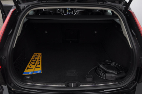 Volvo V60 T6 340PK Automaat Recharge AWD Inscription / Trekhaak / BLIS / Cruise control / Stoel en stuurwielverwarming / Parkeersensoren met camera / Elektrische achterklep / Keyless entry