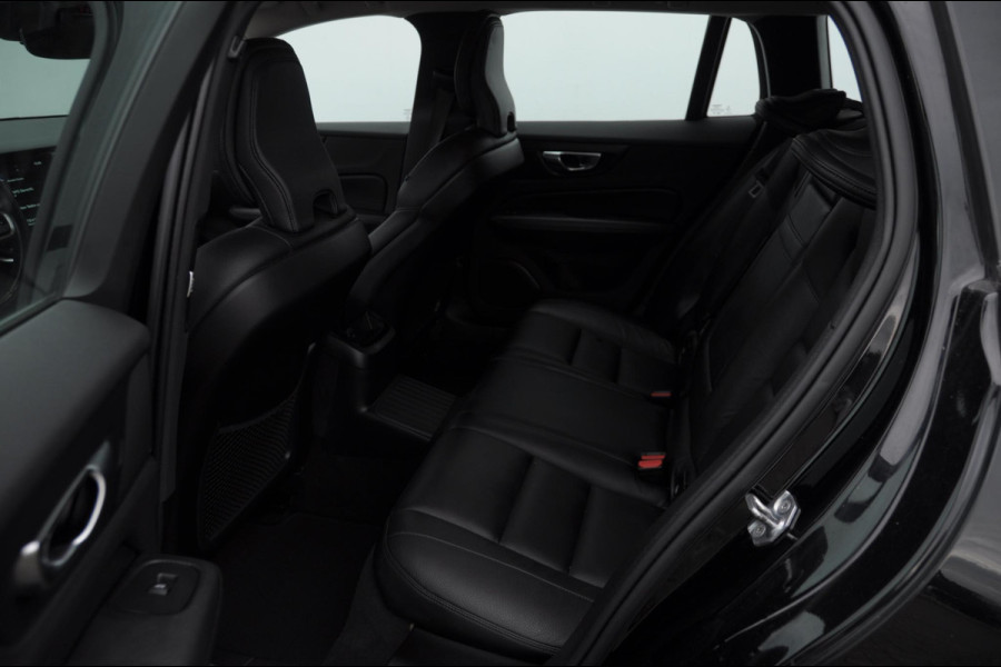 Volvo V60 T6 340PK Automaat Recharge AWD Inscription / Trekhaak / BLIS / Cruise control / Stoel en stuurwielverwarming / Parkeersensoren met camera / Elektrische achterklep / Keyless entry