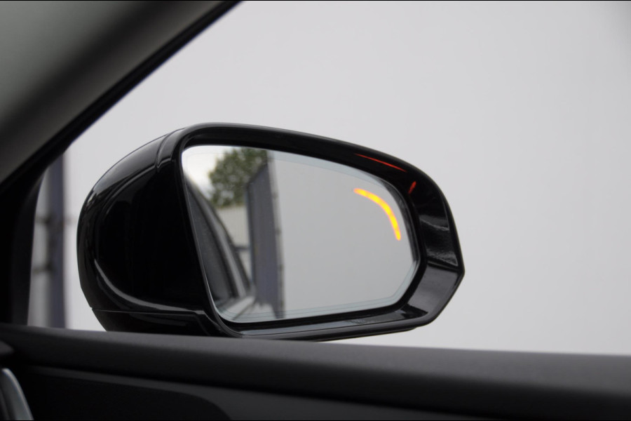 Volvo V60 T6 340PK Automaat Recharge AWD Inscription / Trekhaak / BLIS / Cruise control / Stoel en stuurwielverwarming / Parkeersensoren met camera / Elektrische achterklep / Keyless entry