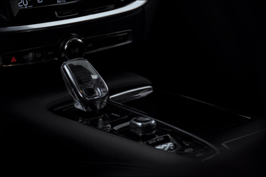 Volvo V60 T6 340PK Automaat Recharge AWD Inscription / Trekhaak / BLIS / Cruise control / Stoel en stuurwielverwarming / Parkeersensoren met camera / Elektrische achterklep / Keyless entry