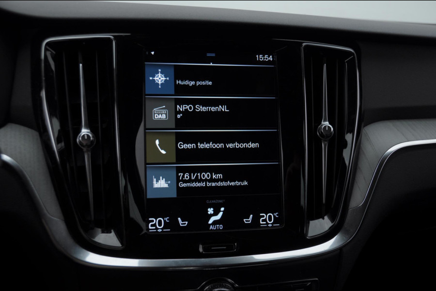 Volvo V60 T6 340PK Automaat Recharge AWD Inscription / Trekhaak / BLIS / Cruise control / Stoel en stuurwielverwarming / Parkeersensoren met camera / Elektrische achterklep / Keyless entry