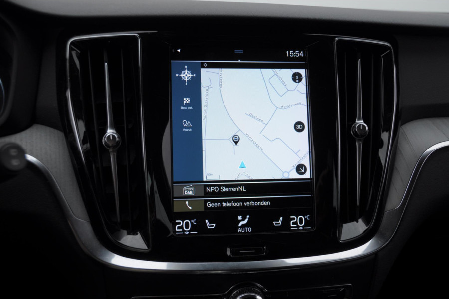 Volvo V60 T6 340PK Automaat Recharge AWD Inscription / Trekhaak / BLIS / Cruise control / Stoel en stuurwielverwarming / Parkeersensoren met camera / Elektrische achterklep / Keyless entry