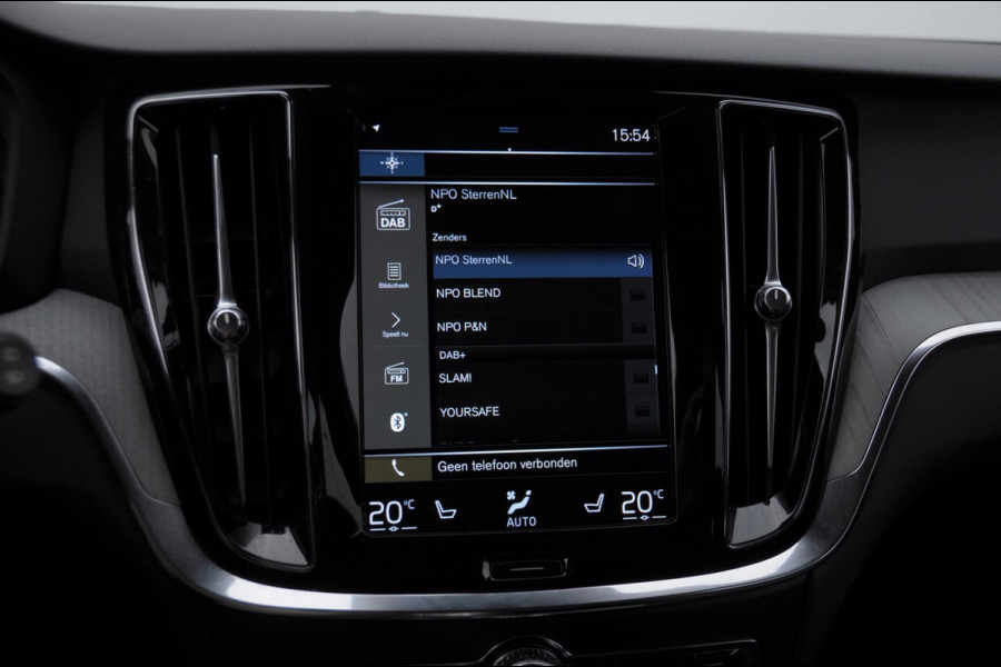 Volvo V60 T6 340PK Automaat Recharge AWD Inscription / Trekhaak / BLIS / Cruise control / Stoel en stuurwielverwarming / Parkeersensoren met camera / Elektrische achterklep / Keyless entry