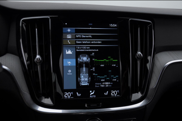 Volvo V60 T6 340PK Automaat Recharge AWD Inscription / Trekhaak / BLIS / Cruise control / Stoel en stuurwielverwarming / Parkeersensoren met camera / Elektrische achterklep / Keyless entry