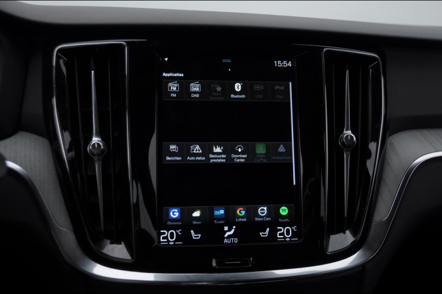 Volvo V60 T6 340PK Automaat Recharge AWD Inscription / Trekhaak / BLIS / Cruise control / Stoel en stuurwielverwarming / Parkeersensoren met camera / Elektrische achterklep / Keyless entry
