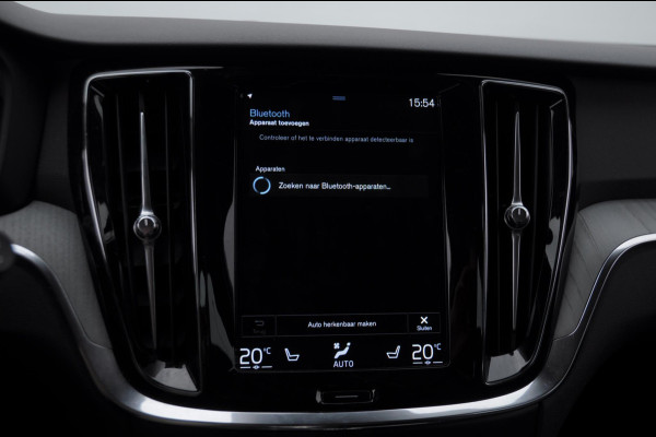Volvo V60 T6 340PK Automaat Recharge AWD Inscription / Trekhaak / BLIS / Cruise control / Stoel en stuurwielverwarming / Parkeersensoren met camera / Elektrische achterklep / Keyless entry