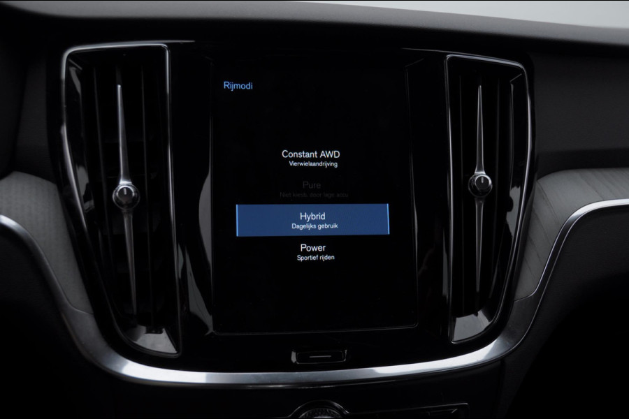 Volvo V60 T6 340PK Automaat Recharge AWD Inscription / Trekhaak / BLIS / Cruise control / Stoel en stuurwielverwarming / Parkeersensoren met camera / Elektrische achterklep / Keyless entry