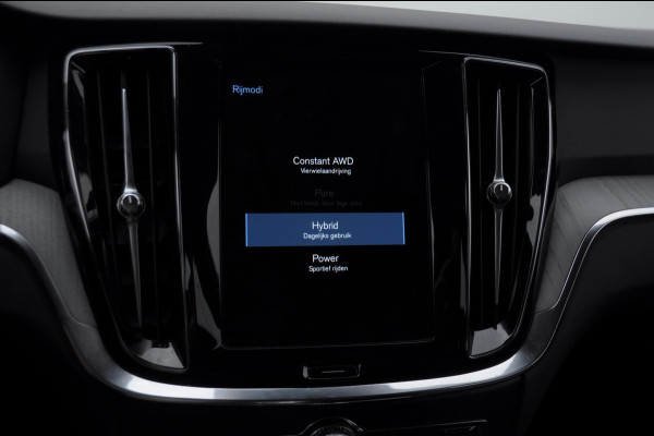 Volvo V60 T6 340PK Automaat Recharge AWD Inscription / Trekhaak / BLIS / Cruise control / Stoel en stuurwielverwarming / Parkeersensoren met camera / Elektrische achterklep / Keyless entry