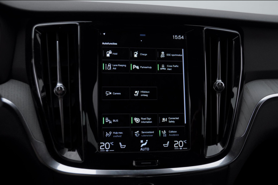 Volvo V60 T6 340PK Automaat Recharge AWD Inscription / Trekhaak / BLIS / Cruise control / Stoel en stuurwielverwarming / Parkeersensoren met camera / Elektrische achterklep / Keyless entry