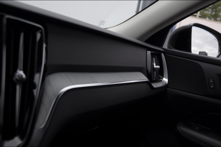 Volvo V60 T6 340PK Automaat Recharge AWD Inscription / Trekhaak / BLIS / Cruise control / Stoel en stuurwielverwarming / Parkeersensoren met camera / Elektrische achterklep / Keyless entry