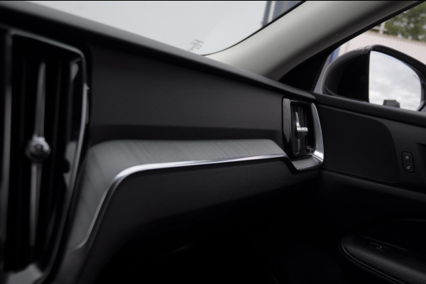 Volvo V60 T6 340PK Automaat Recharge AWD Inscription / Trekhaak / BLIS / Cruise control / Stoel en stuurwielverwarming / Parkeersensoren met camera / Elektrische achterklep / Keyless entry