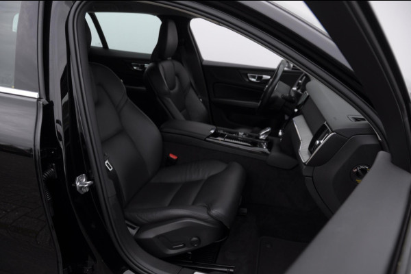 Volvo V60 T6 340PK Automaat Recharge AWD Inscription / Trekhaak / BLIS / Cruise control / Stoel en stuurwielverwarming / Parkeersensoren met camera / Elektrische achterklep / Keyless entry