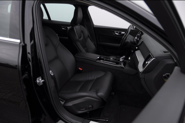 Volvo V60 T6 340PK Automaat Recharge AWD Inscription / Trekhaak / BLIS / Cruise control / Stoel en stuurwielverwarming / Parkeersensoren met camera / Elektrische achterklep / Keyless entry