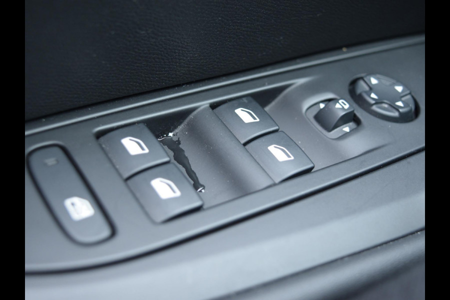 Peugeot e-208 EV GT Pack 50 kWh | ADAPTIVE CRUISE CONTROL | STOELVERWARMING | PANORAMADAK | PARKEERSENSOREN MET CAMERA