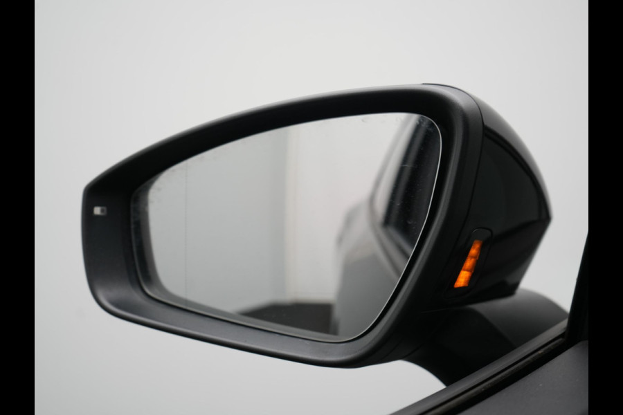 Volkswagen ID.4 Pro 77 kWh 204pk Dealer O.H | Trekhaak Af Fabriek | Adaptive Cruise | 360 Camera | Sportstoelen & Stuur Verwarmd | Sfeerverlichting | Apple Carplay | Blis | IQ Light | Virtual | Navigatie | DAB | 19"L.M |