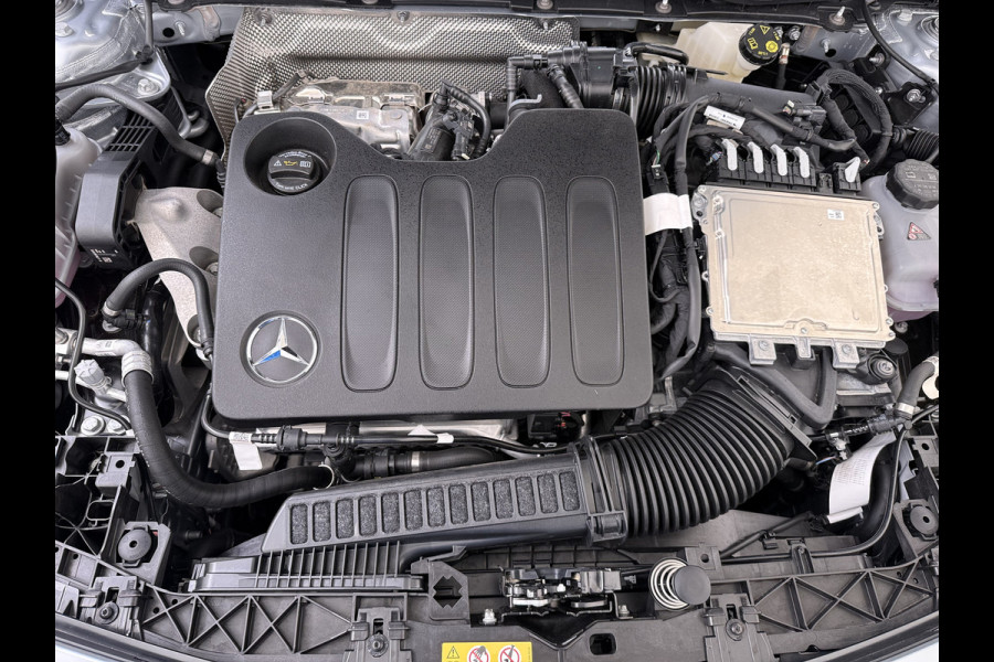 Mercedes-Benz CLA-Klasse 200 AMG line | Pano Massage Keyless Passagiersdisplay