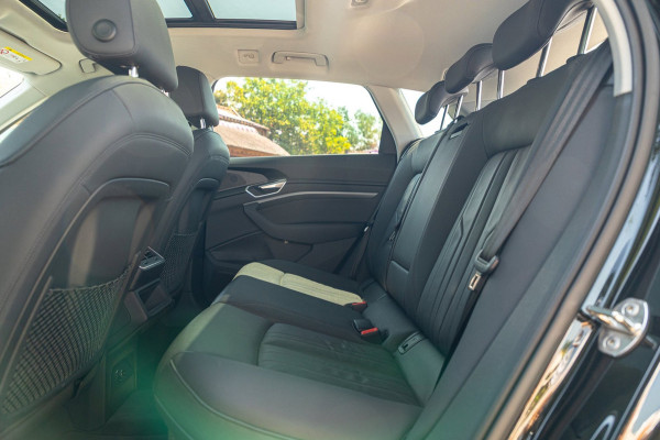 Audi e-tron E-tron 50 quattro S Line 71 kWh Soh 95% I S Line I Panoramadak I 22" I Adaptive Cruise I Luchtvering I CarPlay