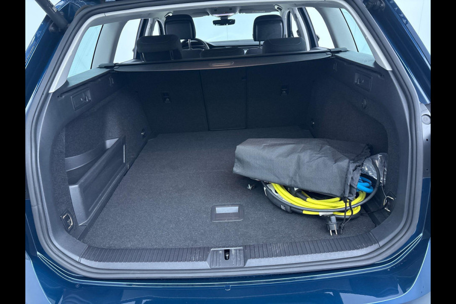 Volkswagen Passat 1.4 TSI PHEV GTE Business 218 pk Automaat (DSG) | Navigatie | Parkeersensoren | Achteruitrijcamera | Adaptieve cruise control | Stoelverwarming | Apple carplay / Android auto |
