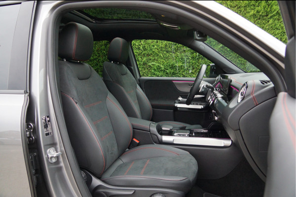 Mercedes-Benz EQB EQB 300 4M AMG Line Might 67 kWh | Panorama Dodehoek Sfeerverlichting