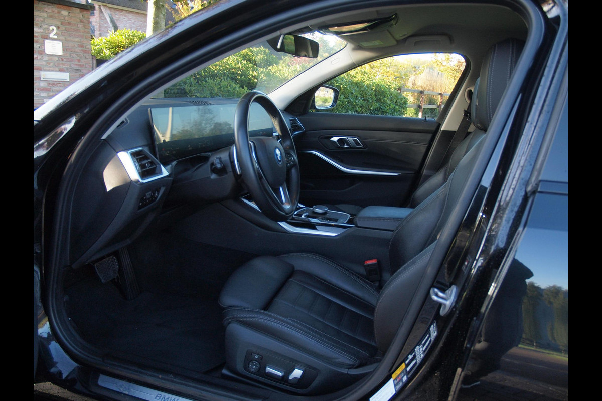 BMW 3 Serie Touring 320e | Facelift | 19 Inch | Camera | Sfeerverlichting | Cruise Control | Leer | NL-Auto |
