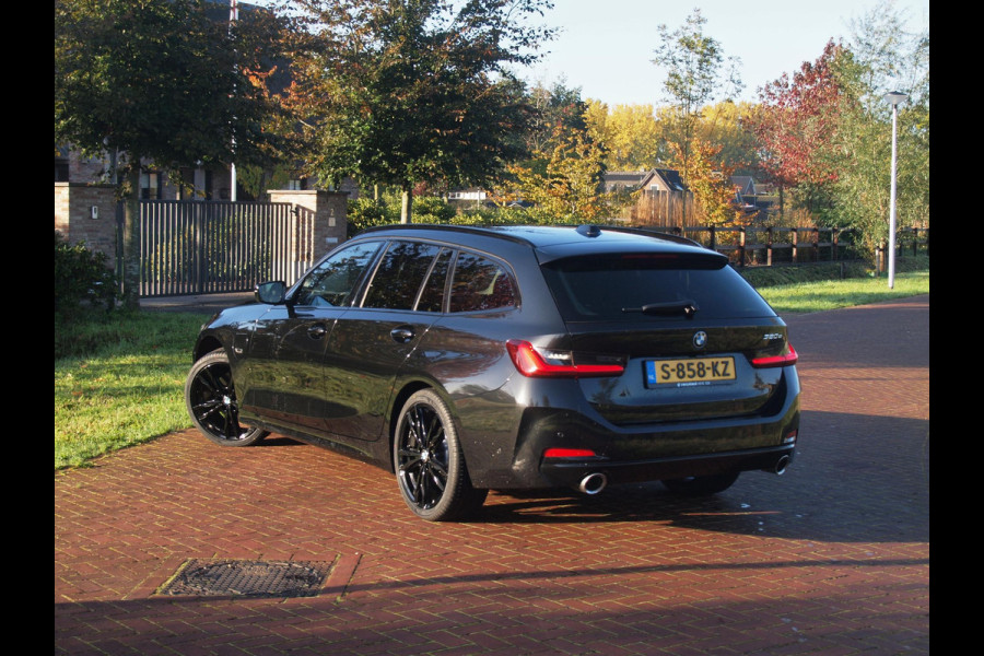 BMW 3 Serie Touring 320e | Facelift | 19 Inch | Camera | Sfeerverlichting | Cruise Control | Leer | NL-Auto |