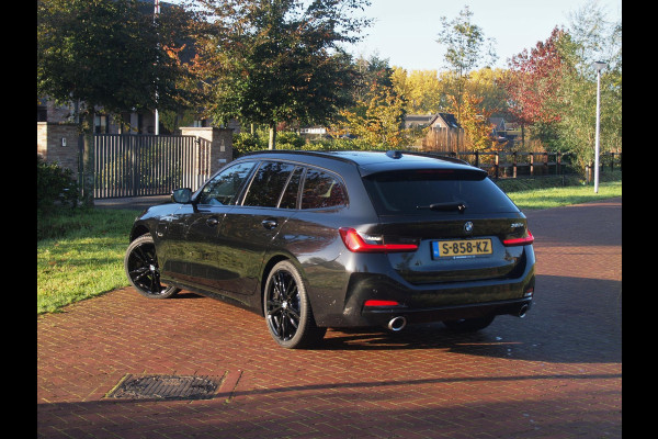 BMW 3 Serie Touring 320e | Facelift | 19 Inch | Camera | Sfeerverlichting | Cruise Control | Leer | NL-Auto |