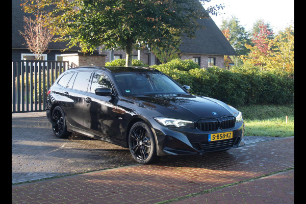 BMW 3 Serie Touring 320e | Facelift | 19 Inch | Camera | Sfeerverlichting | Cruise Control | Leer | NL-Auto |