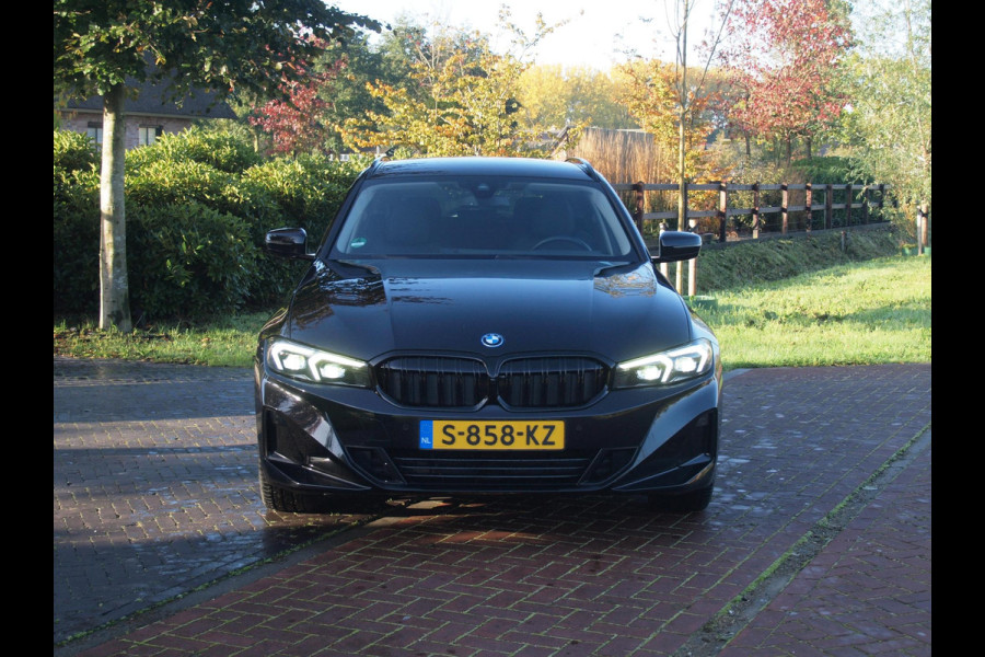 BMW 3 Serie Touring 320e | Facelift | 19 Inch | Camera | Sfeerverlichting | Cruise Control | Leer | NL-Auto |
