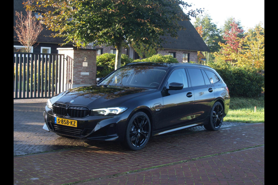 BMW 3 Serie Touring 320e | Facelift | 19 Inch | Camera | Sfeerverlichting | Cruise Control | Leer | NL-Auto |