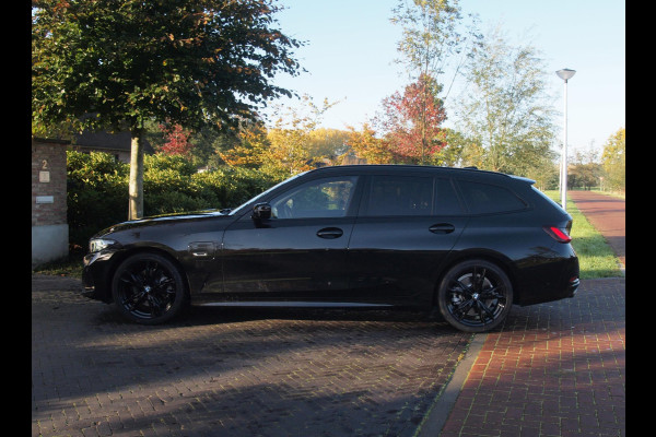 BMW 3 Serie Touring 320e | Facelift | 19 Inch | Camera | Sfeerverlichting | Cruise Control | Leer | NL-Auto |