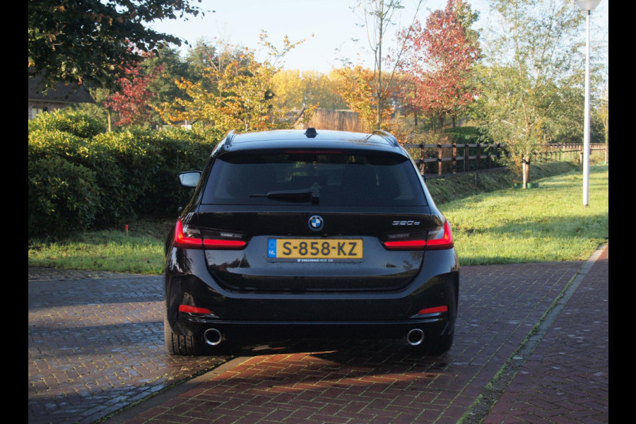 BMW 3 Serie Touring 320e | Facelift | 19 Inch | Camera | Sfeerverlichting | Cruise Control | Leer | NL-Auto |