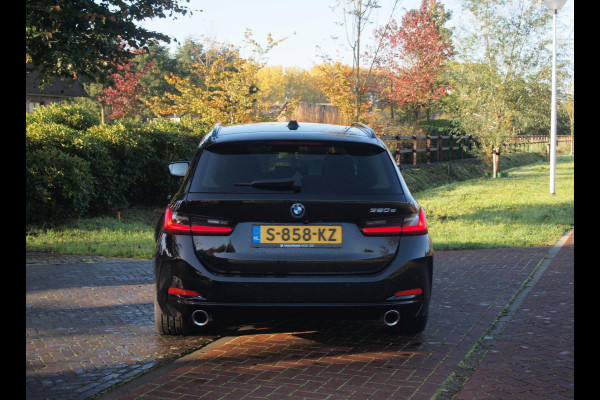 BMW 3 Serie Touring 320e | Facelift | 19 Inch | Camera | Sfeerverlichting | Cruise Control | Leer | NL-Auto |