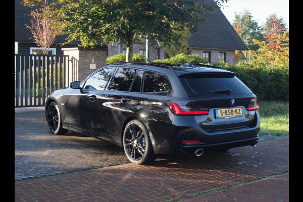 BMW 3 Serie Touring 320e | Facelift | 19 Inch | Camera | Sfeerverlichting | Cruise Control | Leer | NL-Auto |