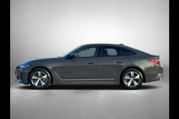 BMW i4 EDrive40 High Executive 84 kWh 96%SoH (NL-auto, 1e Eig, Dealer OndH, Trekhaak, Navi, Camera, Addpt Cruise, StoelV, Etc)