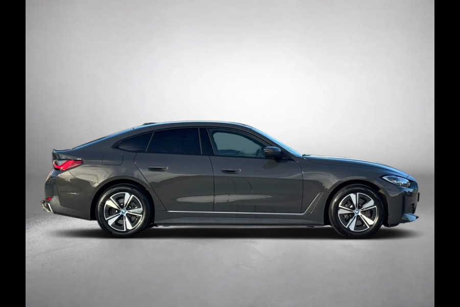 BMW i4 EDrive40 High Executive 84 kWh 96%SoH (NL-auto, 1e Eig, Dealer OndH, Trekhaak, Navi, Camera, Addpt Cruise, StoelV, Etc)