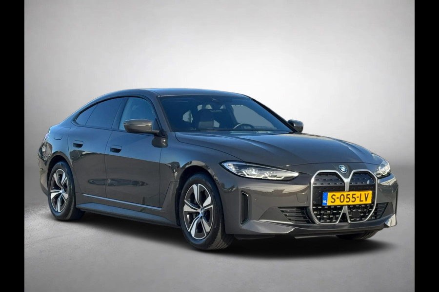 BMW i4 EDrive40 High Executive 84 kWh 96%SoH (NL-auto, 1e Eig, Dealer OndH, Trekhaak, Navi, Camera, Addpt Cruise, StoelV, Etc)