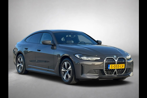 BMW i4 EDrive40 High Executive 84 kWh 96%SoH (NL-auto, 1e Eig, Dealer OndH, Trekhaak, Navi, Camera, Addpt Cruise, StoelV, Etc)