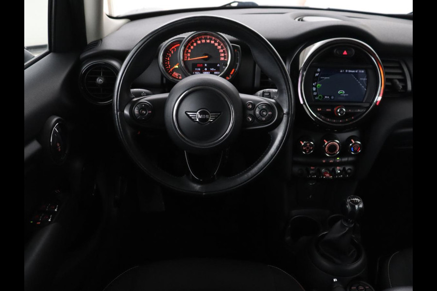 MINI 5-Deurs 1.5 One First | Cruise control | Navigatie | Carplay | Airco