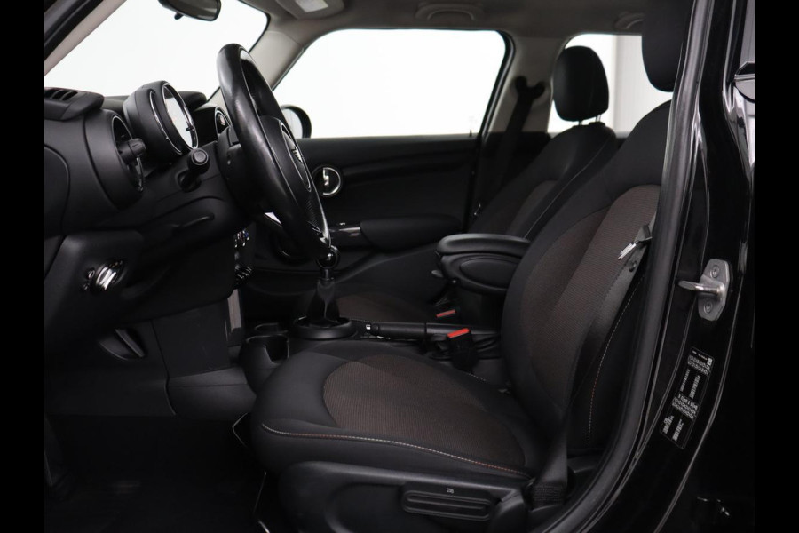 MINI 5-Deurs 1.5 One First | Cruise control | Navigatie | Carplay | Airco