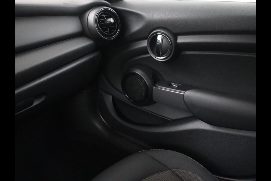 MINI 5-Deurs 1.5 One First | Cruise control | Navigatie | Carplay | Airco