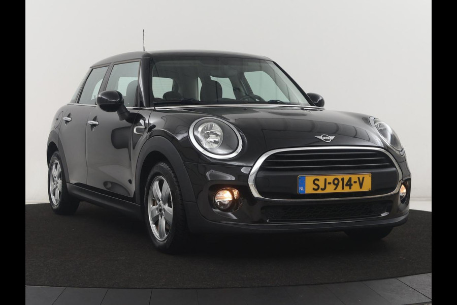 MINI 5-Deurs 1.5 One First | Cruise control | Navigatie | Carplay | Airco
