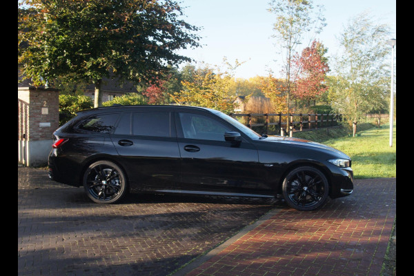 BMW 3 Serie Touring 320e | Facelift | 19 Inch | Camera | Sfeerverlichting | Cruise Control | Leer | NL-Auto |