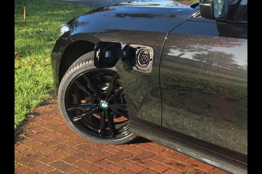 BMW 3 Serie Touring 320e | Facelift | 19 Inch | Camera | Sfeerverlichting | Cruise Control | Leer | NL-Auto |