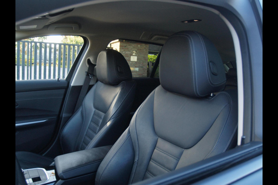 BMW 3 Serie Touring 320e | Facelift | 19 Inch | Camera | Sfeerverlichting | Cruise Control | Leer | NL-Auto |